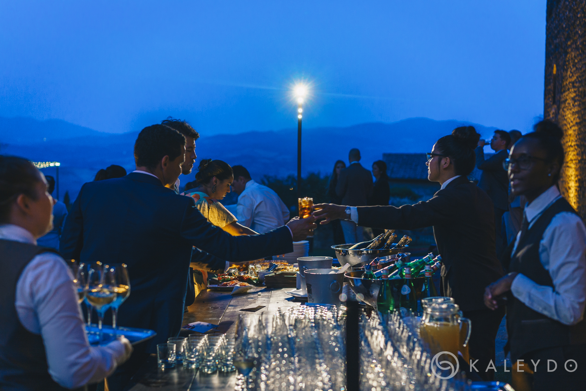 Buffet sfeervol verlicht met draadloze Tecnopar-verlichting