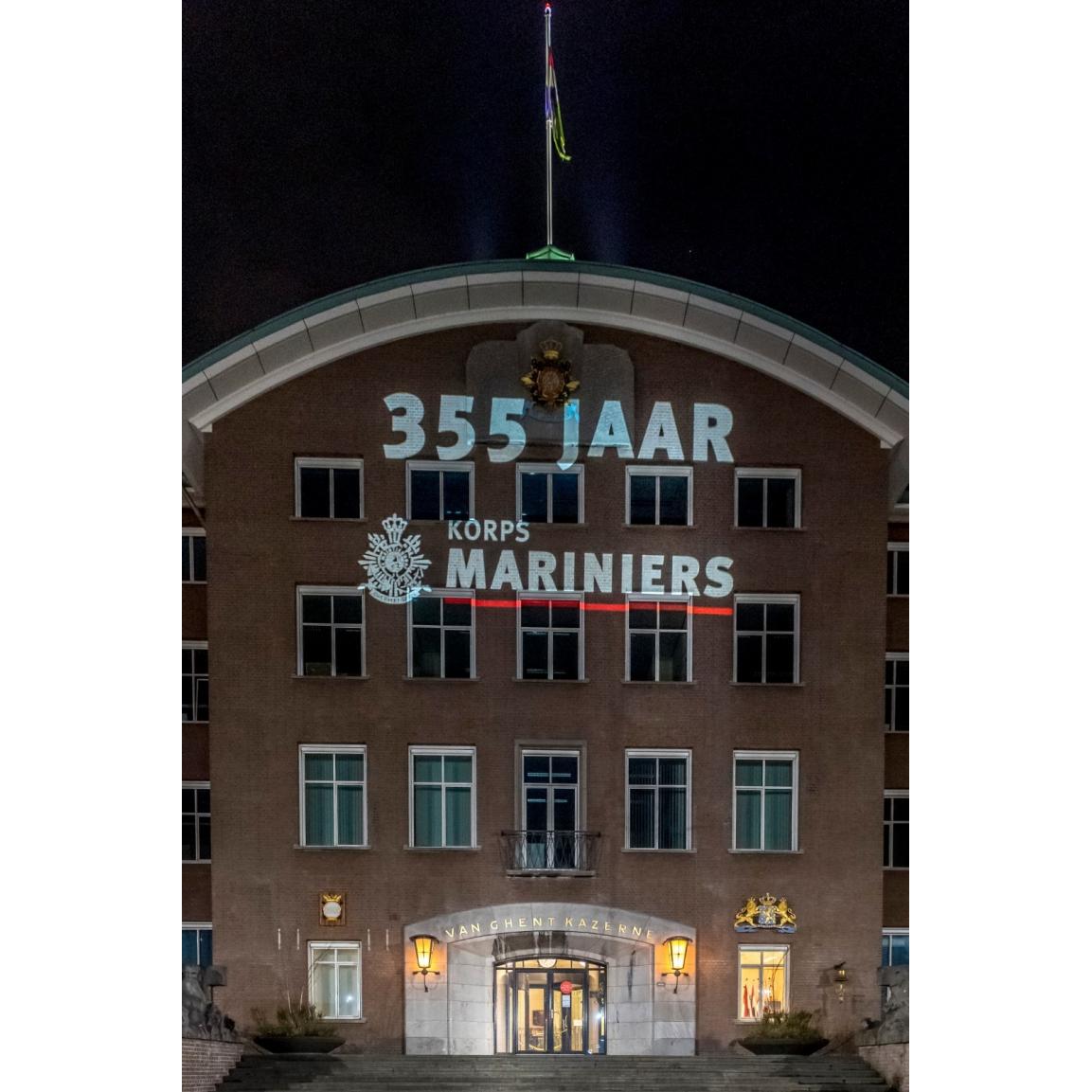 Projectie 365 jaar Korps Mariniers op de kazerne met een Signum 75