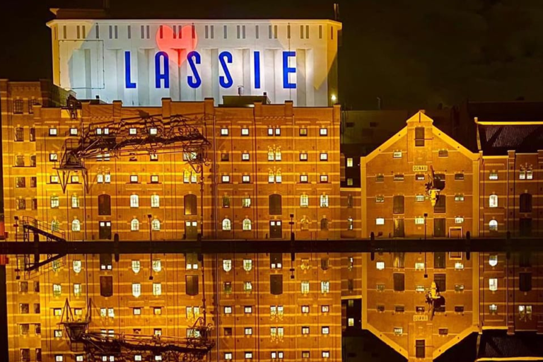 Projectie van harten op de Lassie-fabriek in de Zaanstreek met Signum
