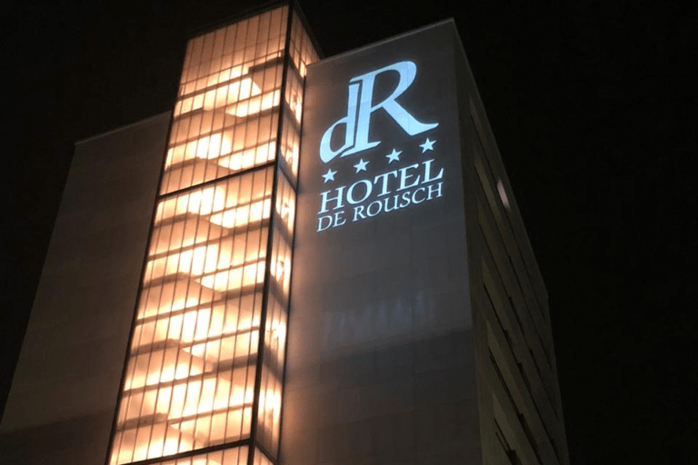 Logoprojectie op de gevel van Hotel de Rousch met een Signum 75