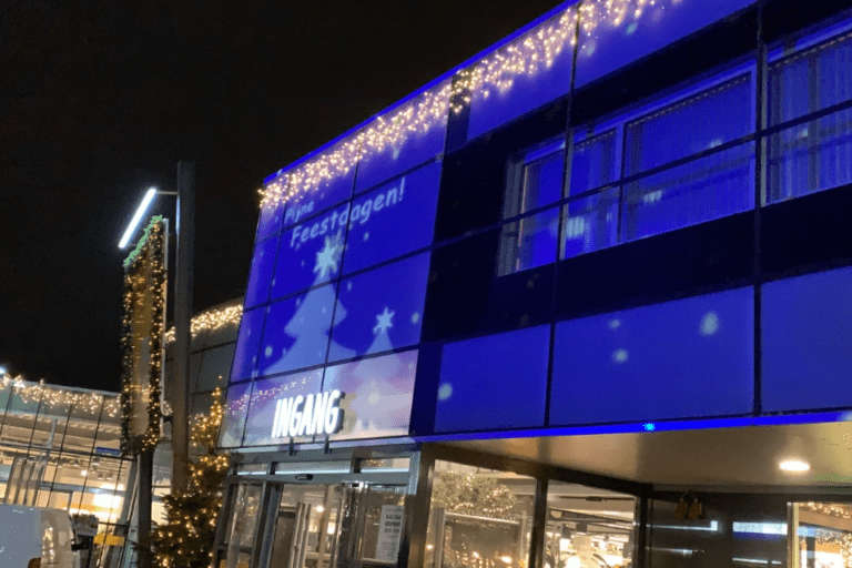 Dynamische kerstprojectie op de gevel van Jumbo Foodmarkt Goes met twee Divum 30K projectoren