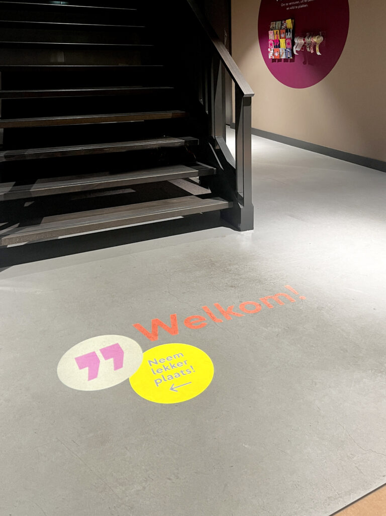 Logoprojectie op de vloer bij Smartphonehoesjes.nl met een Symp