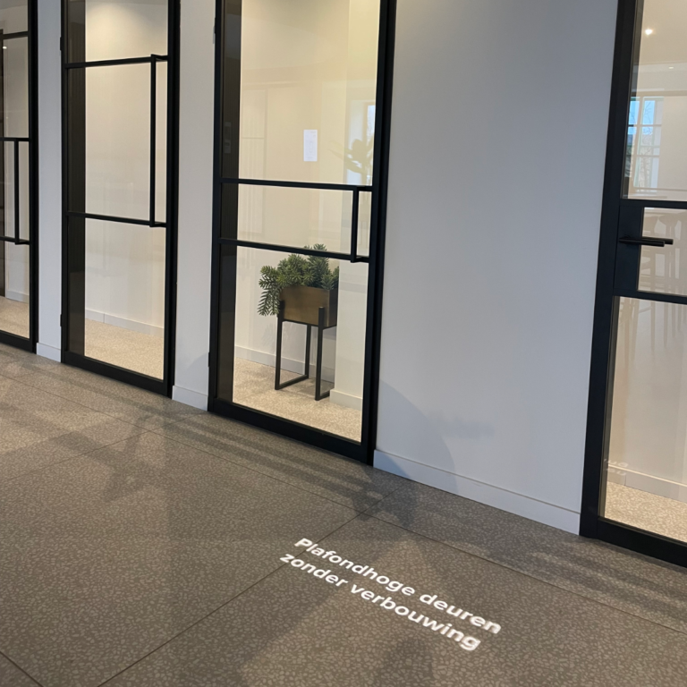 Tekstprojectie op de vloer van de showroom van GewoonGers met de Profielspot 10W