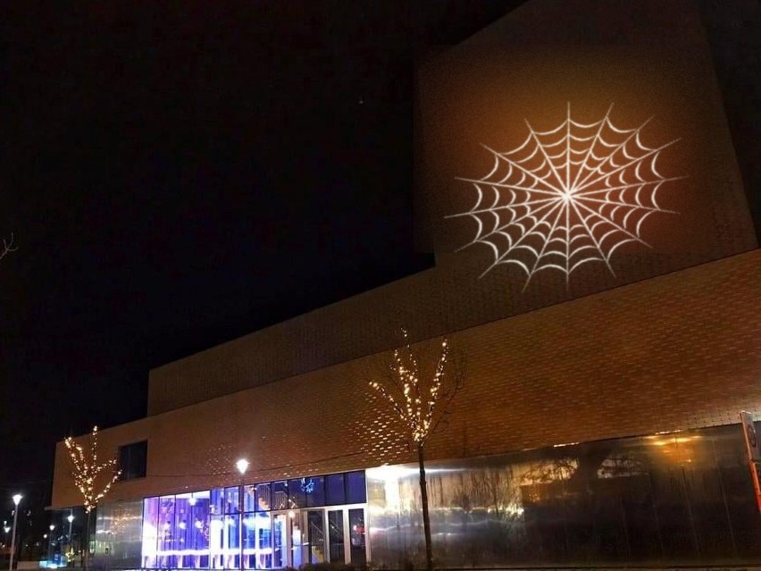Spinnenweb-gobo geprojecteerd op een gevel