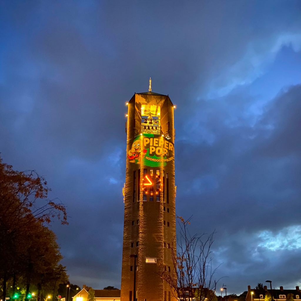 Goboprojectie van Pieperpop op de Poldertoren in Emmeloord met een Goboservice Divum50