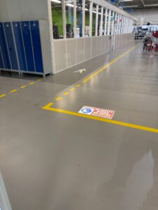 Veiligheidswaarschuwing op de vloer geprojecteerd met een Goboservice Signum bij Foodmate
