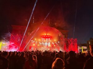 ACME Tornado beams boven het podium tijdens de KEI-week in Groningen